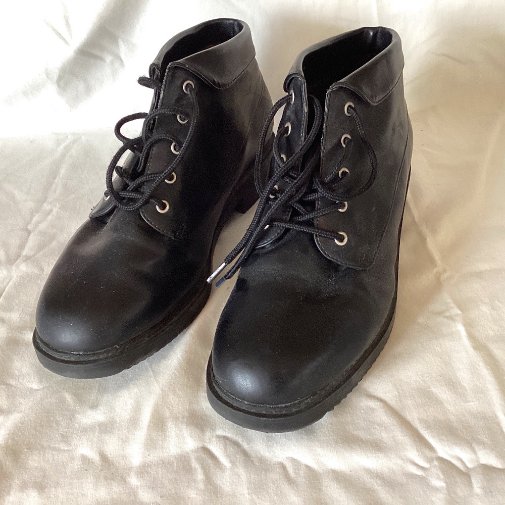 White Stag Eve black ankle boots size 8w